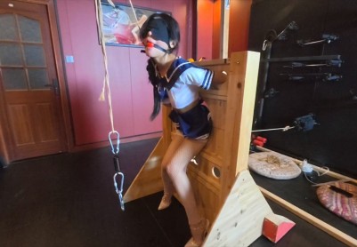 【意之窗原创】【汤圆】真空袋窒息+固定木质刑架+绳子勒B+滴蜡+Zhen动棒tj+口球流口水