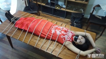 【半岛束艺台】【黑丝】 美国定拍：小蛇旗袍黑丝桌上捆绑玩弄
