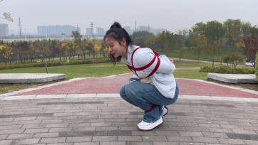 【龙飞绳艺】蹦跳训练 脚绑起来 蹦着上下台阶 增加难度蹲着慢慢蹦 慢慢向前走动 中间好几次差点摔倒路人看到模特做这些奇怪的动作，异样的眼光 心里害怕 刺激心血来潮 无比的激动 真的...