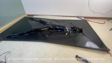 【觅眸】还得是乳胶真空床好玩 真空状态下小姐姐身材完美勾勒出来 老六上手挠痒痒 无奈挣扎