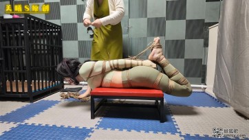 【美曦s】瑜伽裤直臂并肘驷马吊头篇《欧式直臂并肘驷马口水篇》 一身瑜伽服的敏儿 被绑成欧式直臂驷马放置收集口水，这次能挑战多长时间呢？ 我们拭目以待把！！1