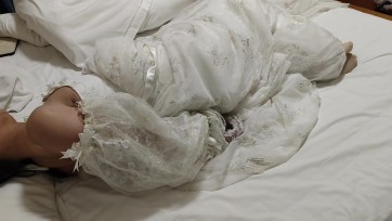 【一只苒苒】哄女友穿上婚纱体验手铐脚镣驷马不给解开