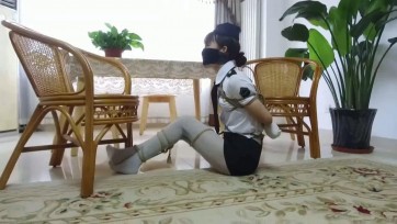 【逍遥】《蝴蝶效应01》美女~灰丝美腿交错捆绑，手被厚袜子包裹胶带封口，绷带，胶带，口罩多层堵嘴