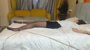 【番茄原创】05年的新模怡怡 波点黑丝 很健谈很敏感御姐音 首次体验 tk 震动 聊天（下）