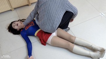 【梦川】《女超人受虐悬空致死》掐脖 坐肚子 苦难女超人