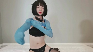 【丝妖久久】【剧情-百合秘密-2】久久被妹妹多层灰色丝袜全包，成为妹妹的茧型洗脚机，嘴洗袜子，棒棒持续GC，双人同时共用一棒，坐脸训练