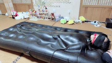 【冥想原创】女大学生的真空床体验，内置td AV棒双重刺激GC，全身TK挠痒+皮拍调教无力挣扎，堵着嘴也一直试图说话