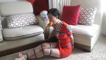 【逍遥】于佳慧驷马紧缚融入瑜伽之美!汽车服细胶带束缚丝袜套头堵嘴!