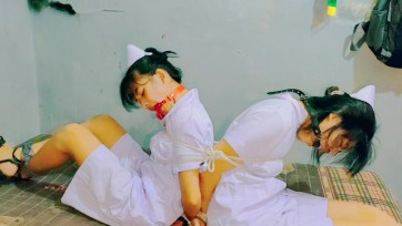 【TiedIndonesia】两位演员的电视剧《受训的两姐妹》这对可怜的姐妹被绑起来玩弄。她们被摸来摸去，如果想被释放，就被迫流口水。绑匪蒙住她们的眼睛，强迫她们在黑暗中行走。