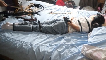 【荷仙少女】鞭子都被打烂了 线下真实调教高挑白袜牛仔裤素人女孩小心翼翼来接受男主调教，一进门就见到几十种鞭子sp害怕又兴奋，皮带绑好身体手脚，纯记录双视，鞭打到后面痛苦挣扎...