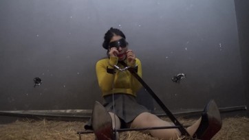 【胜景影视】特制固定女M械具 戴着口球眼罩，不能看，不能言，也不能动