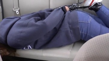 【美束映画】绑架萝莉美女案，紧身牛仔，胶带捆绑堵嘴，押解回家