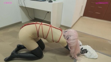 【小萌同学】kigurumi出汗，内涂油，闷热的乳胶头套加上头壳是否让她更快的出汗呢？那就再加上调教GC的热情加快吧！