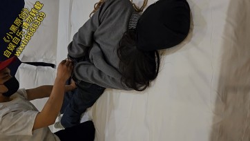 【小黑原创】00后清纯chu女，蒙眼头套，胶带包头，人形犬牵引爬行，最后戴上开口器，喂她喝口水