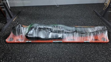 【鹿角与猫爪】从分娩椅上下来的乳胶玩偶被放到担架上塑封，透明薄膜全包，担架绝对拘束，接受高强度呼吸训练肯定累了，躺下好好休息吧~~
