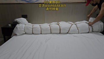 【小黑原创】棉被包裹玩弄清纯小美女，空调忘了开很闷热