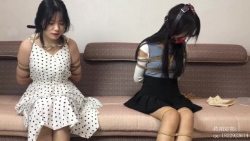 【子衿原创】两个妹子的捆绑放置，带上口球口水就流出来了，把短裙都滴湿了