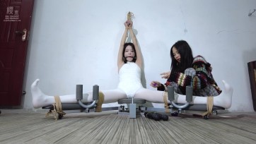 【樱束原创】《仙气飘飘的一字马》舞蹈生的基本功不达标就得往死里练！给她绑在一字马开腿器上强制拉腿疼的嗷嗷叫！狂挠白丝脚心腋下惩罚！双棒棒加炮机强力输出爽到她求饶！