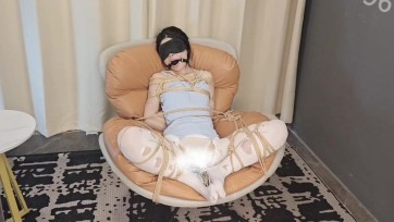 【欢乐谷原创】驷马悬吊在空中的体操妹子反复前后交替训练