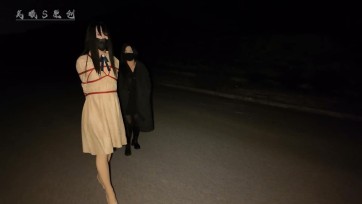 【美曦s】《素人改造伪娘第九期》体验一天一夜囚禁的JK大学生伪娘，穿着连体丝袜进来被主人关在狗笼里还没睡醒，，，美美的化个妆，绑上直臂，溜达出去，狗笼里待了一下