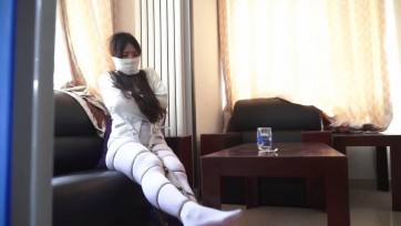 【逍遥】《被催眠的丽人02》美女被医生当成精神病！身穿拘束衣，白丝美腿也被捆绑！美女无奈挣扎~