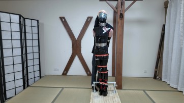 【鹿角与猫爪】乳胶旗袍奴隶，上下洞全被填满，钢管拘束架罚站，金属镣铐并肘，尼龙紧固器绑带束腿，重型金属腰带束腰，前后上轮番刺激