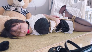 【噗叽】《被俘的小女仆》黑丝女仆珊瑚被麻绳反绑，戴着红色口球，在冰冷的地面上徒劳挣扎。棒棒抵在他腿间，他瞬间弓起身子，呜咽着扭动。M开腿，掰开他的双腿，棒棒放在他的后面