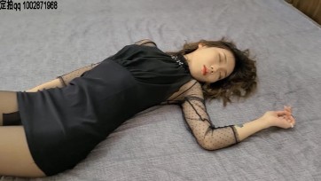 【一往情深】迷晕私拍《品尝极品美脚》