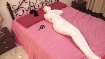 【逍遥】 《在劫难逃的芭蕾导师下》劫匪强迫李然在股绳外穿上第2层体操服和白裤袜后，用上大量绷带全包成木乃伊，无助地挣扎和呻吟着。