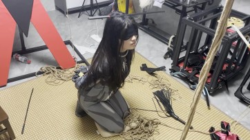 【缚予】cosplay调教系列之木古小蜘蛛铁链定时锁自缚1小时整+抽打羞辱调教！铁链镣铐定时锁自缚一小时整+跪缚+打屁股/耳光+踩踏羞辱+尝试自解锁失败，木古学会了如何用铁链和定时锁自缚