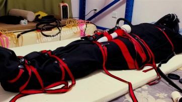 【紧缚少女樱雅酱】真空柜，帆布全包袋，货运带固定，超级丝袜全包，真空床丝袜全包！鞭打+棒棒+呼控+挠痒...不断挣扎~！