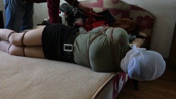 【皮革的拘束】直臂并肘缚,肉色丝袜高跟,黑胶布封嘴,黑色加白色丝袜套头,塑料袋窒息鞭打