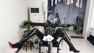 【糖糖工作室】乳胶填充物训练，拘束座椅，胶衣调教，开腿控制，炮机、假JJ、AV棒、电击控制、闷晕、全包头套，绝望羊糕，还要被强行榨取，最后放到货架上让客人挑选