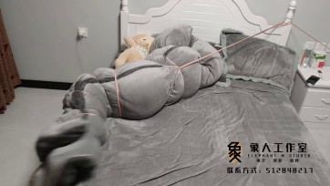 【象人工作室】小秋-红色JK+黑色网袜+小皮鞋+全身紧缚+被子全包+指挥动作（艰难蠕动）