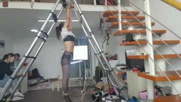 【绳之韵】薇薇试镜第二集，嫩嫩脚趾踮起的19岁少女另类初体验 ：勇敢的新人薇薇，曼妙身材，内衣黑丝，前手直立踮脚吊，TK、SP、棒棒固定，痒痒、痛苦、兴奋，“客串出镜模特：点点