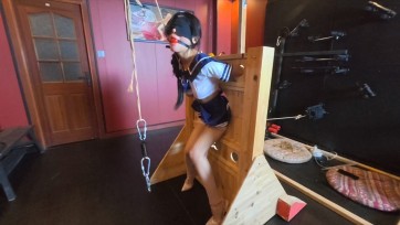 【意之窗原创】【汤圆】真空袋窒息+固定木质刑架+绳子勒B+滴蜡+Zhen动棒tj+口球流口水