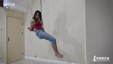 【半岛束艺台】【卡菲】 牛仔裤配肚兜的神奇穿搭