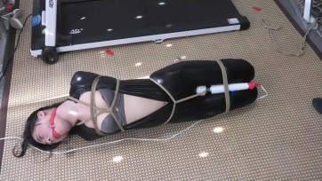 【绳之韵】菲菲黑胶衣第五集，口球、直臂驷马，解衣、耻辱亵玩、强高，口舌训练，春光乱泄的游戏，欲望中的沉沦