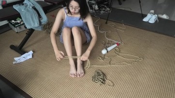 【绳之韵】瑾瑜，户外练胆第一集：龟甲自缚、口枷，白鞋白袜踩红豆、户外露绳、行走、自虐训练