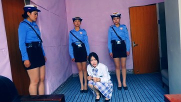 【胜景影视】法治大片制作《毒蝎林潇琦末日》 第一集 毒贩林潇琦看到搜查官检查跳车逃跑逃到野外树林被追上来的搜查官抓获，她被带到看守所进行审讯，她不老实被惩罚，带她指认现场...