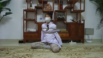 【逍遥】《蝴蝶效应02》美丽警服美女！丝袜美腿折叠分开捆绑，丝袜塞口+口球+口罩，身上捆绑定时炸弹！！