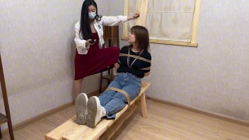 【龙飞绳艺】美女审问 捆绑 酷刑 tk拖鞋白袜子痛苦晕倒 老虎凳