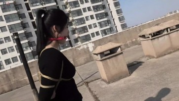 【绳之韵】“憨大胆”小助理的处女作：点点、四月户外口球、捆绑游戏 (50米长廊、12层电梯、天台、小花园多场景，女主：四月；拍摄及客串女配：点点。事后观看她们的拍摄过程