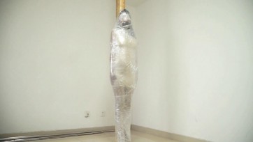【逍遥】商人之女惨遭保鲜膜全包下 死死裹在木柱上