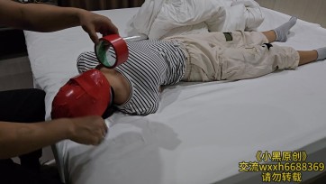 【小黑原创】00后清纯chu女，胶带包头，没想到胸很大，身体超敏感，一碰就扭动，手伸进衣服里把我手推开了