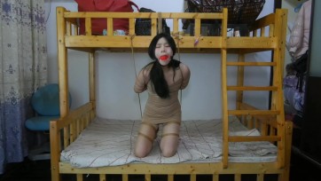 【胜景影视】《别有花样的绑票 》 下集 女主越想越气没有想到闺蜜竟然伙同别人一起害她，她来到闺蜜家两人大打出手，闺蜜不是她的对手，她把闺蜜制服捆绑堵嘴开始收拾闺蜜，女主收拾...