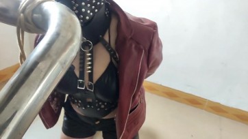 【曼陀罗】《【楼道内的红衣熟妇》口球，口伐，面罩，皮衣，嘴部锻炼，长靴，楼道诱惑！